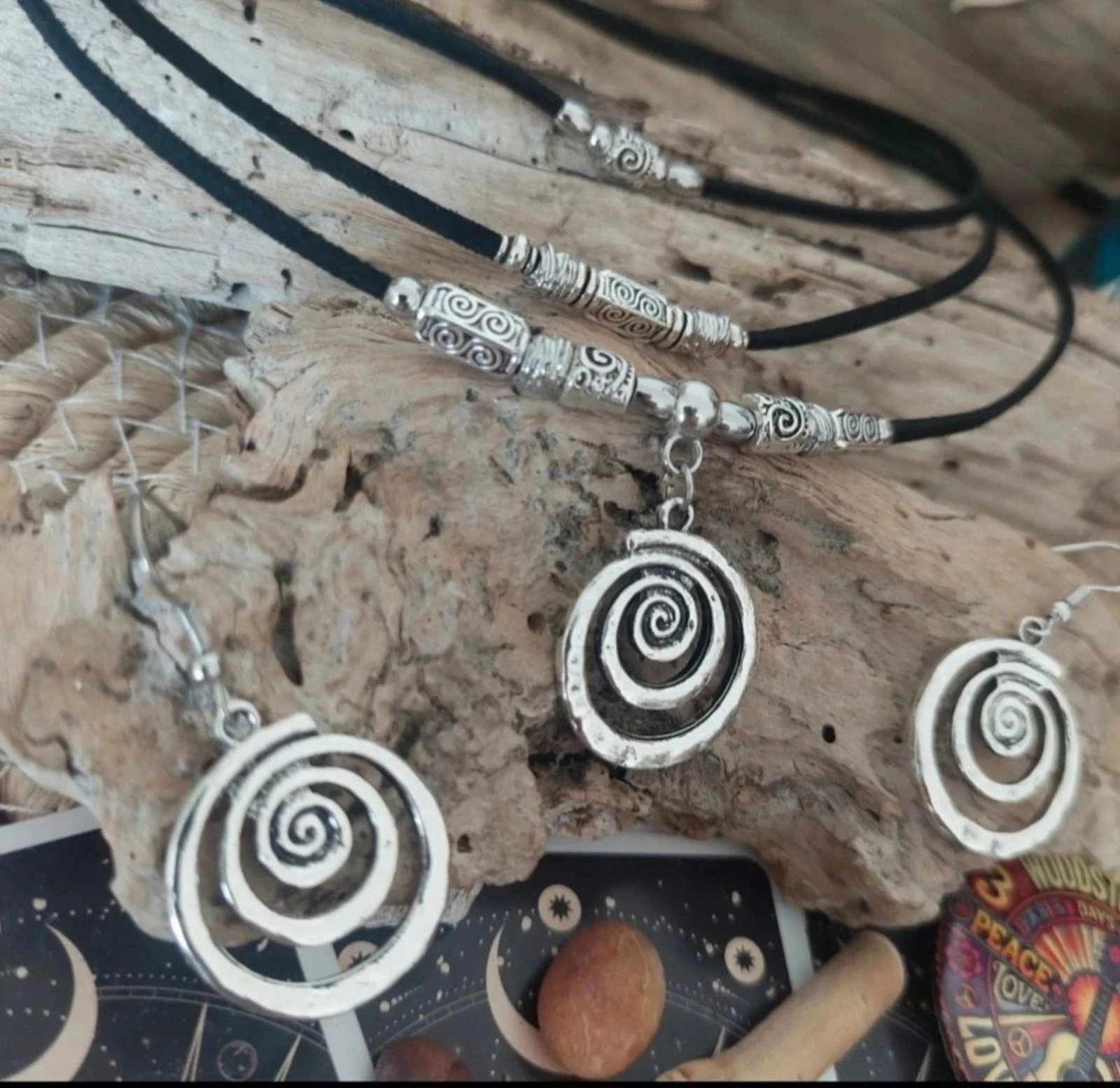 Parure boho místico de tres hileras, pequeña espiral hipnótica, negro – photo 4